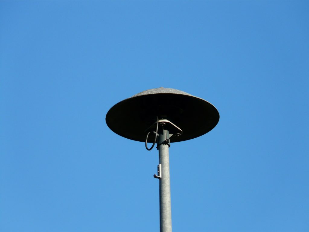 Sirene vor klarem und blauen Himmel