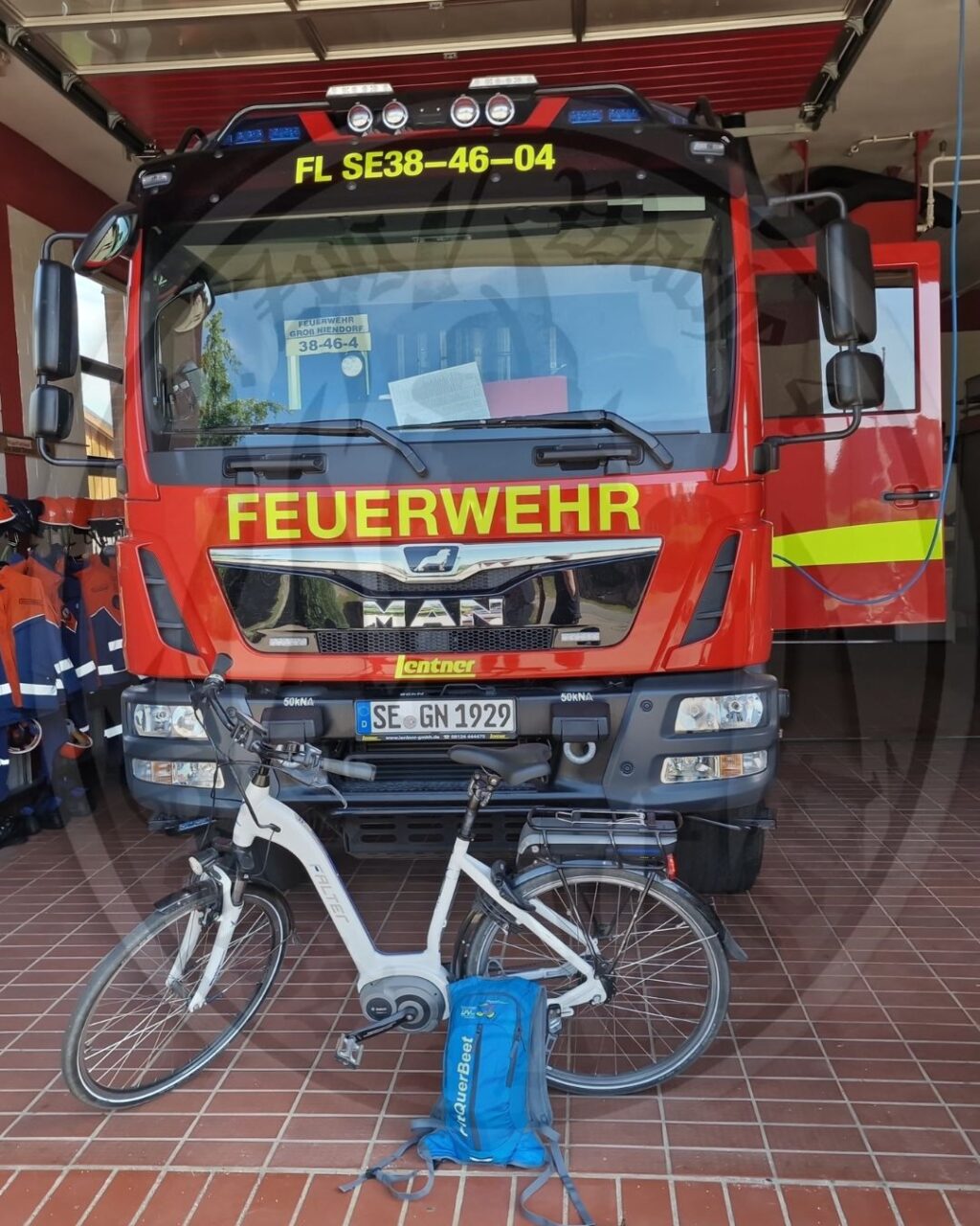 Rucksack vor einem Feuerwehrfahrzeug