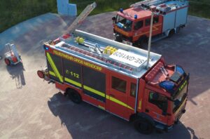 LF mit LF8 im Hintergrund